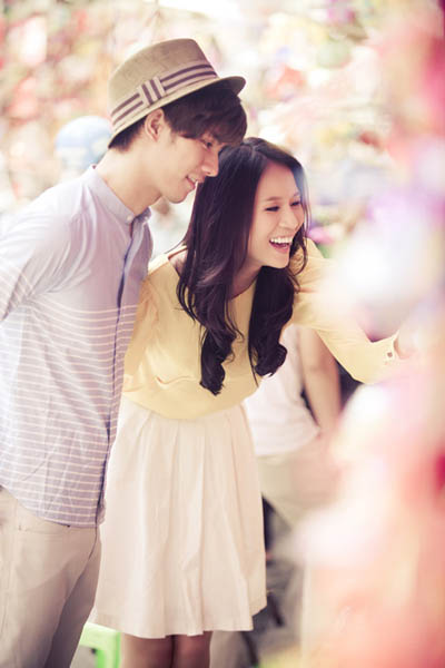 Th&aacute;i H&agrave; v&agrave; Ph&uacute;c Vinh dạo phố đ&egrave;n lồng